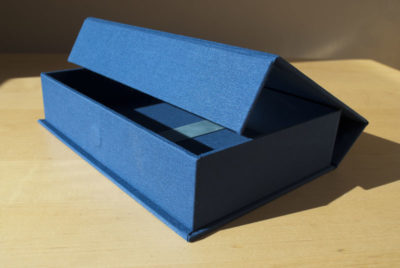 Eleganckie niebieskie pudełko na magnes pudelko okladkowe 18