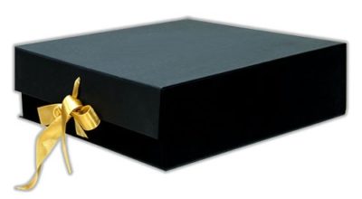 Czarne pudełko na magnes wiązane wstążką pudelko okladkowe 5