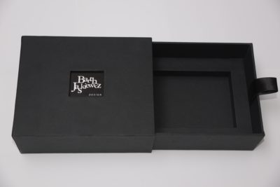 Nowoczesne pudełko na magnes z logo pudelko okladkowe 87