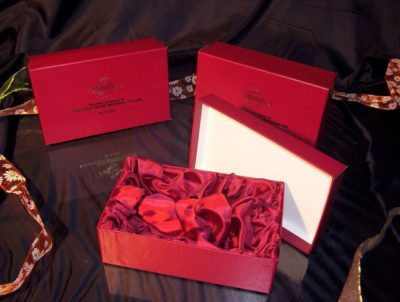 Czerwone prostokątne pudełko z logo i atłasem pudelko z wieczkiem 123