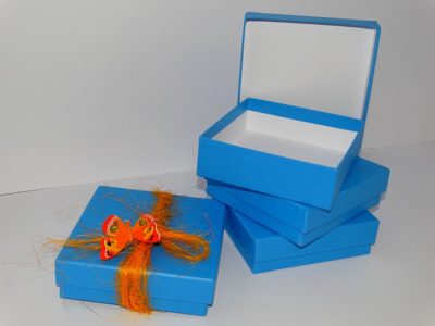 Niebieskie kwadratowe pudełko z wieczkiem i ozdobą pudelko z wieczkiem 33
