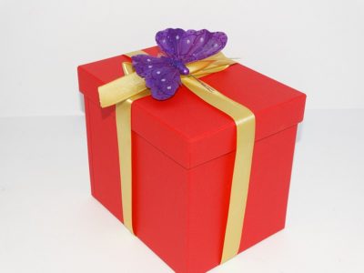 Wysokie pudełko z wstążką i fioletowym motylkiem pudelko z wieczkiem 36