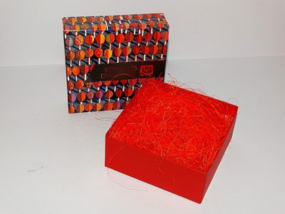 Kwadratowe pudełko z grafiką wypełniona rafią pudelko z wieczkiem 40