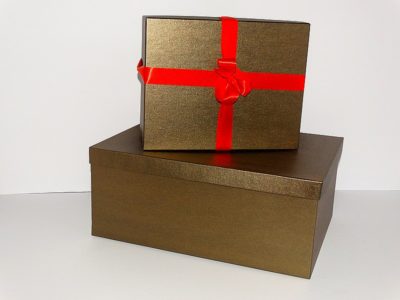 Złote prostokątne pudełko pudelko z wieczkiem 42