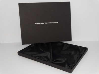 Płaskie czarne pudełko z logo wypełnione atłasem pudelko z wieczkiem 57