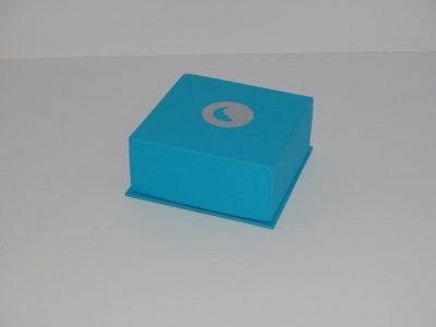 Małe pudełko na podstawce z logo i wieczkiem pudelko z wieczkiem 63