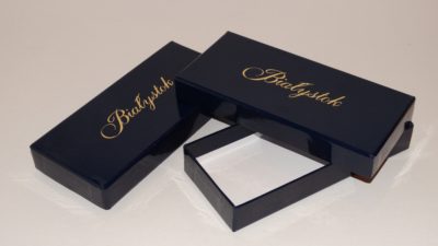 Eleganckie lakierowane pudełko z logo i wieczkiem pudelko z wieczkiem 78