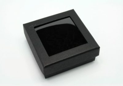 Małe czarne pudełko wykrojnikowe z okienkiem pudelko z wykrojnika 13