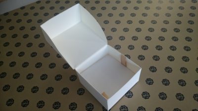 Białe gładkie pudełko wykrojnikowe z klapką pudelko z wykrojnika 20