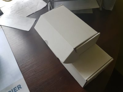 Białe pudełko wykrojnikowe z zamknięciem pudelko z wykrojnika 61